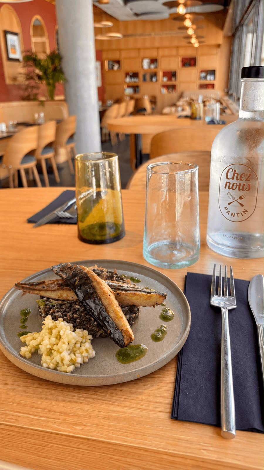 Entrées du restaurant Chez Nous Pantin – salade de lentilles beluga et maquereau fumé